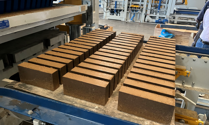 ZN1500 Tam Otomatik Tuğla Yapma Makinesi, Çamur Kaynaklarının Kullanımında Doğu Çin Müşterisine Güç Veriyor